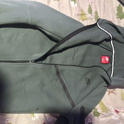 Green nike tech size XL youth 