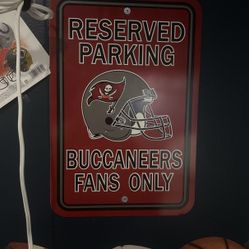 Buccaneers Sign 