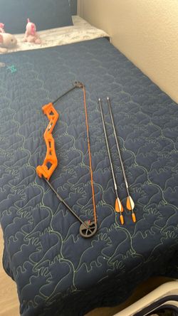Youth Compound Bow with Arrows