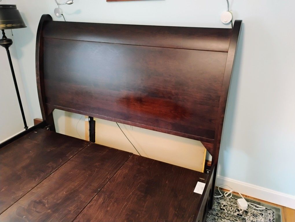Solid Wood Sleigh Bed 4 Draws Under For Extra Storage.