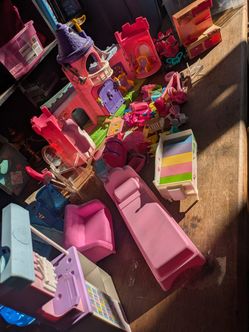 SM. DOLL LOT OF ACCESSORIES AND BARBIE ITEMS