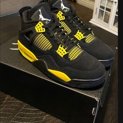 🚫no trades🚫 Retro 4 thunder Size 13, 12, 11, and 9 ONLY $320... DM ME❗️