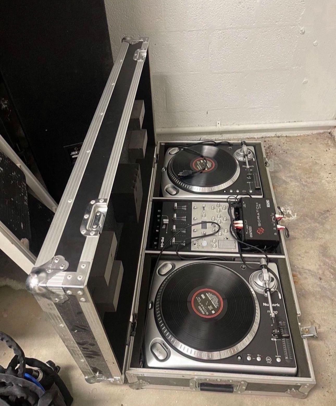 Newmark TT200 Rane Serato Scratch Live & Gemini PS 04 Mixing Turntable Set Up