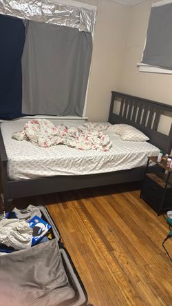 Queen Size Solid Wooden Bed Frame – Sturdy & Durable