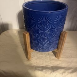 Ceramic pot with wood stand