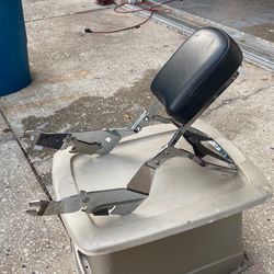 Back sissy bar and luggage rack quick disconnect