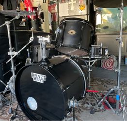 Tama rockstar four piece drum set. Read full description below .