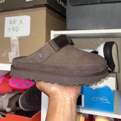 Women’s Goldenstar Ugg Clog Brown (Size 6W)