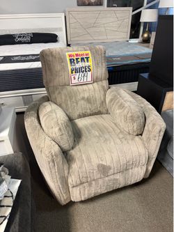 Cozy recliner! 🛋️🏡💙 easy financing! 🙏