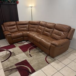 Brown 5-Piece Power Reclining Sectional Sofa. Sofá Seccional Reclinable Eléctrico Marrón De 5 Piezas