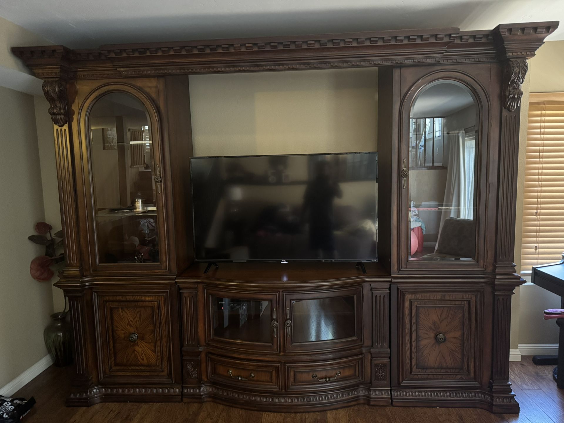 Well Maintained Wall Unit
