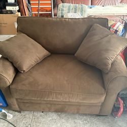 Extra Sized Lounge Chair, In Great Shape We Just Have New Furniture. It Does Not Match Cindy Crawford, Like New.