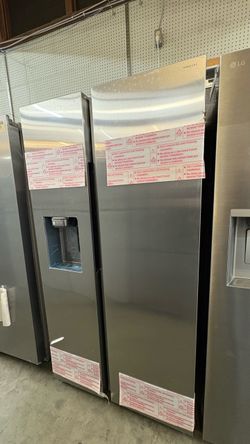 Samsung 36in 27.4 cu.ft. Side by Side Refrigerator with Ice and Water Dispenser New scratch and Dent