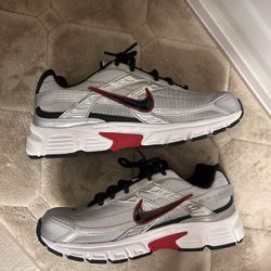 $50 Nike Initiator Size 10 men’s Sneakers (silver Black Red) 