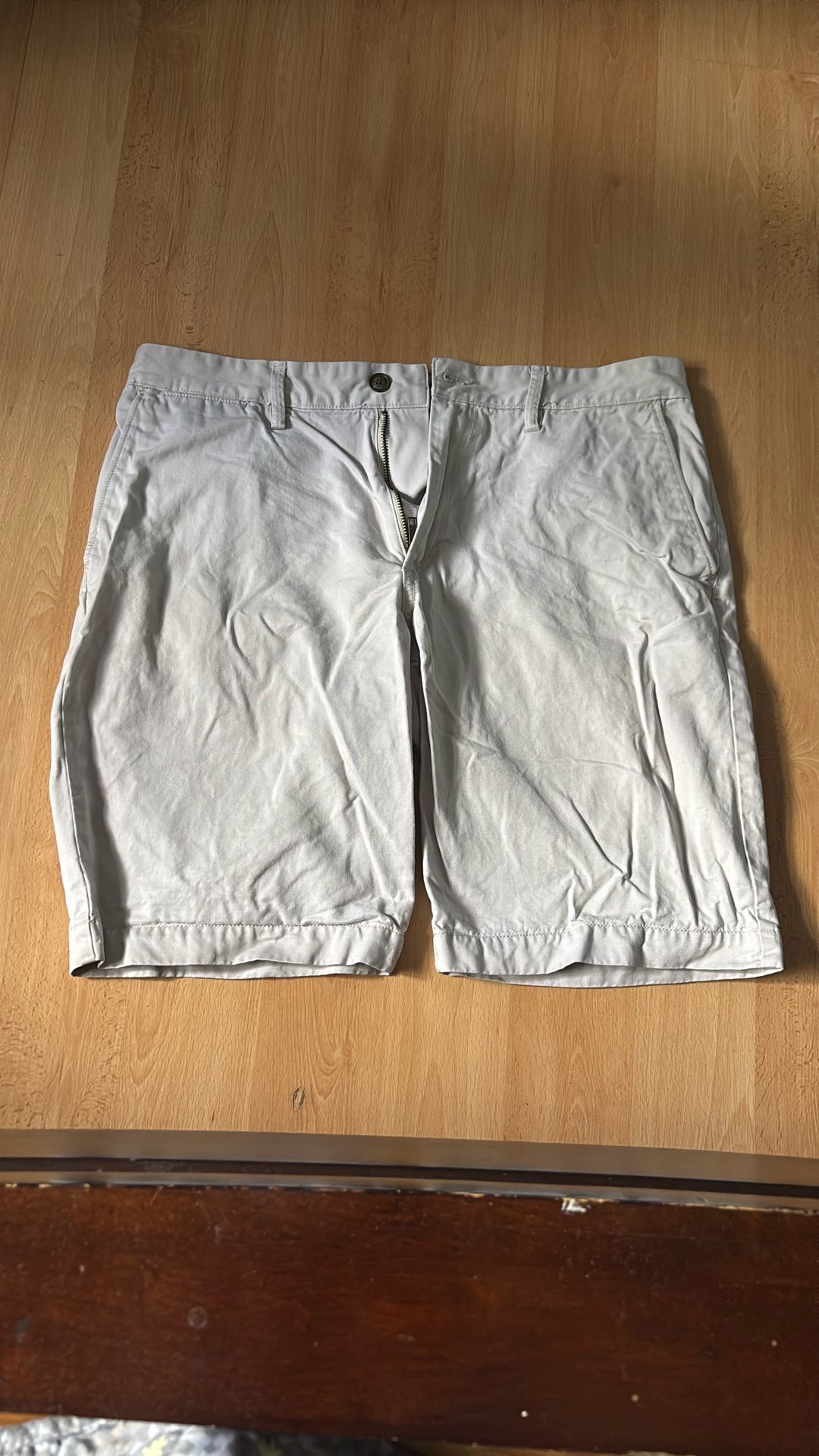 Men’s GAP Khaki Shorts – Size 34 – Lightly Worn, Great Condition