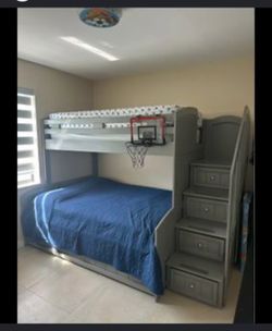 Mint Condition Full/Twin Bunk Bed  Beautiful full-over-twin