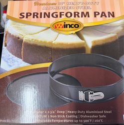 Springform pan with detachable bottom