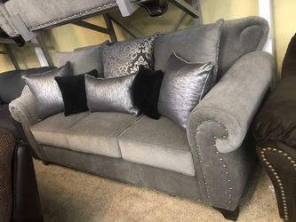 💎 Elegant Sofa and love seat set 💎 W/reversible pillows detailed studded frame 💁🏻💎 Jordan Home Furniture 💎