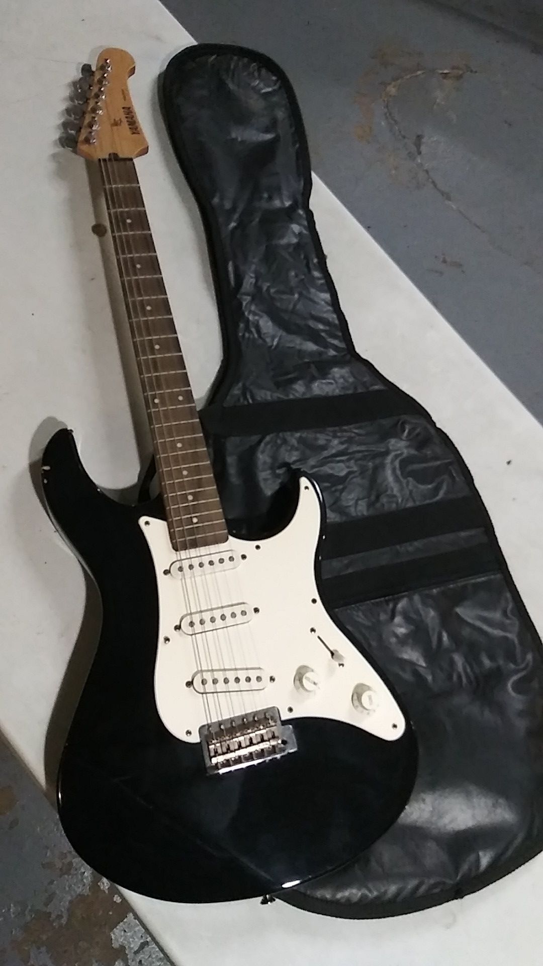 Yamaha EG303 Electric Guitar w/ bag