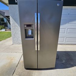 GE Refrigerator With Water Dispenser 
