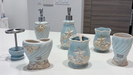 Pretty Croscill Home brand 7-piece bathroom sink set