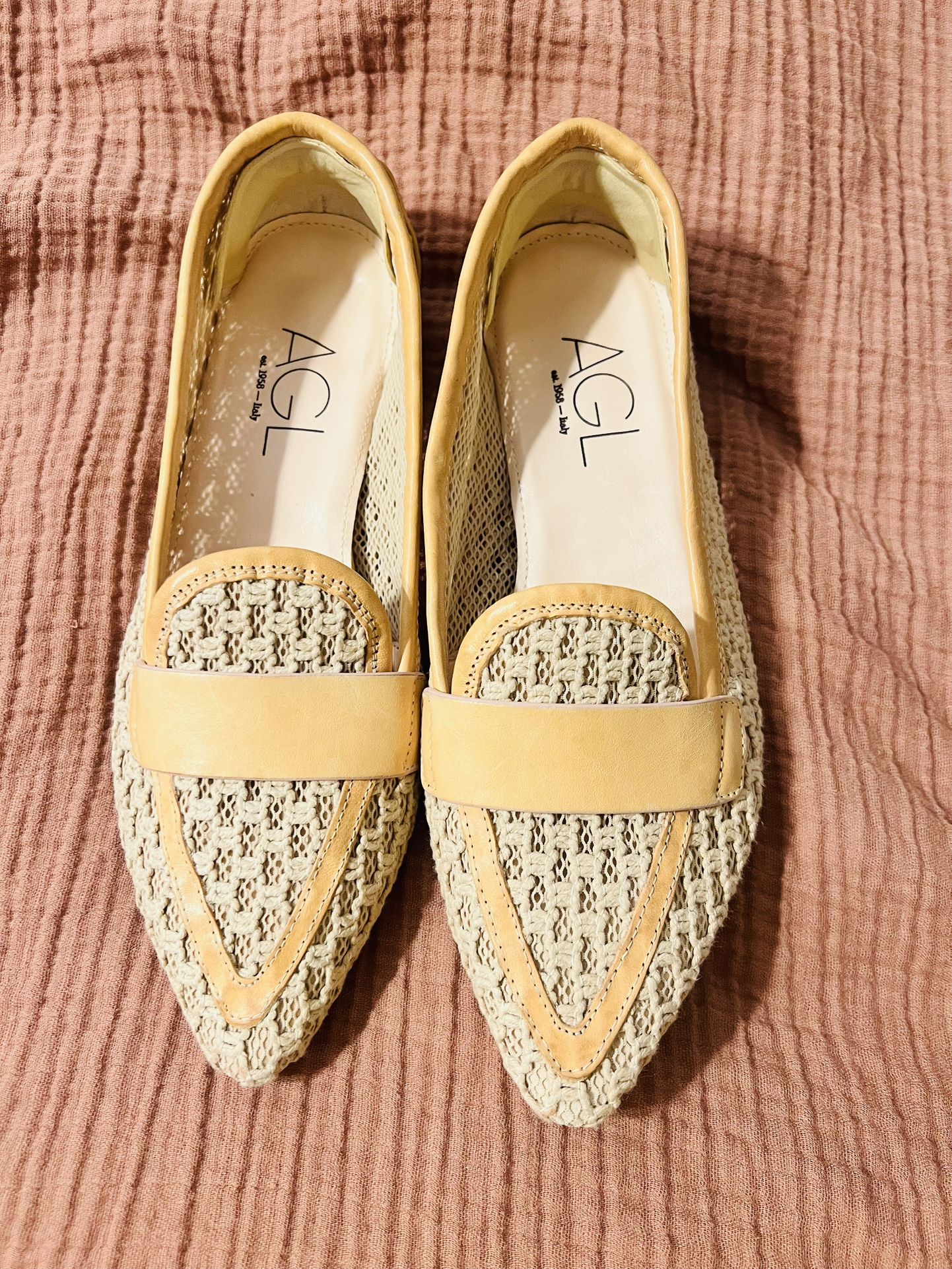 AGL Blanca Plots Loafer Women's Tan Pointed Toe Flat, Size 36. Used. No box included. 