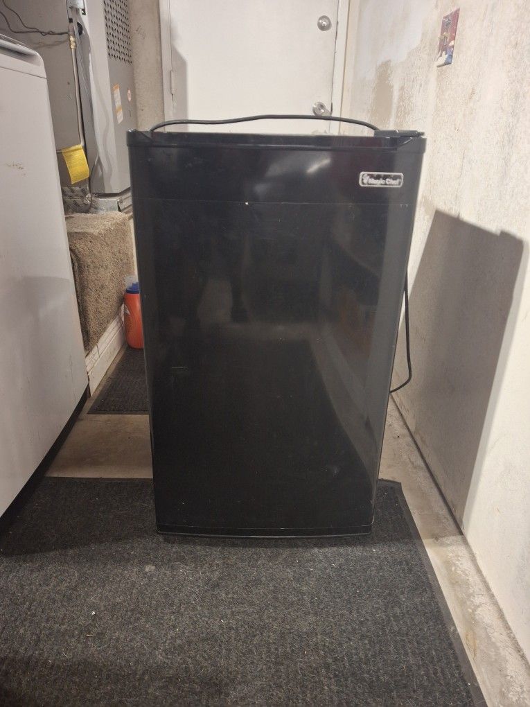 magic Chef minni fridge/freezer 50. https://offerup.co/faYXKzQFnY?$deeplink_path=/redirect/