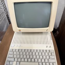 Apple IIc A2S4000 Computer, 9” Monitor G090H W/Stand, Manuals