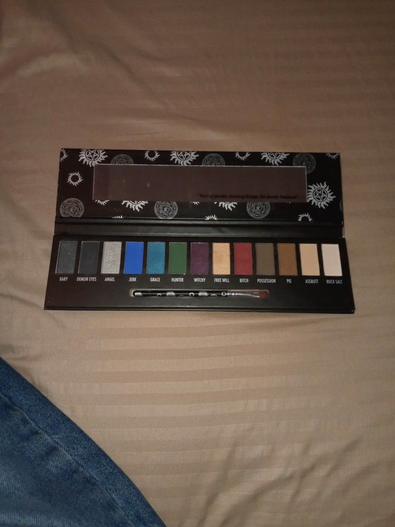 Super Natural Join The Hunt.. EyeShadow Palette