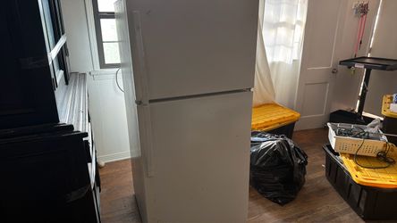 White Top-Freezer Refrigerator