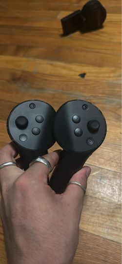 Quest 3 w/ battery pack and quest pro controllers