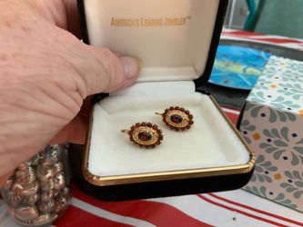 18kt garnet Earings