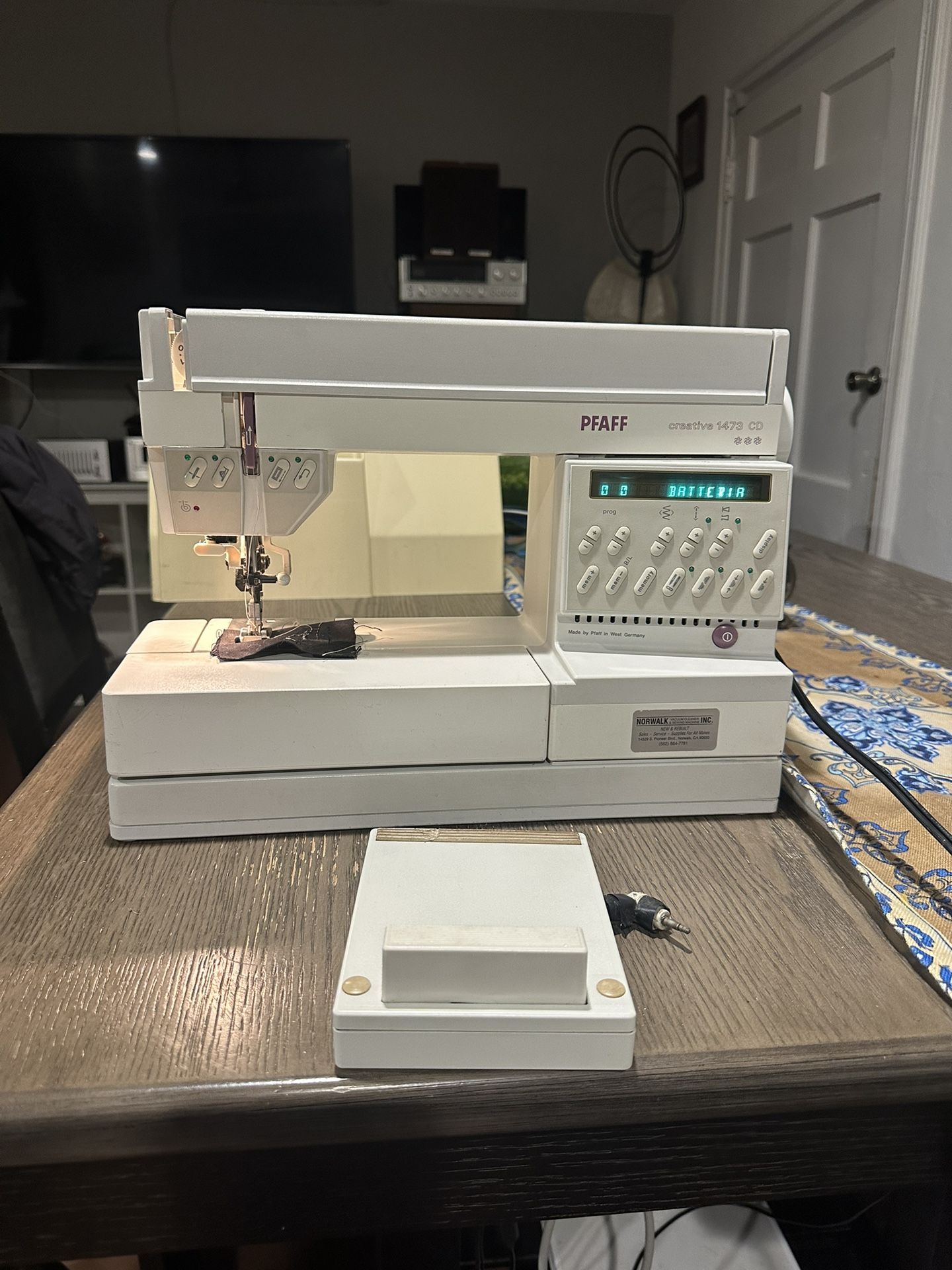 VTG PFAFF CREATIVE 1473 SEWING MACHINE