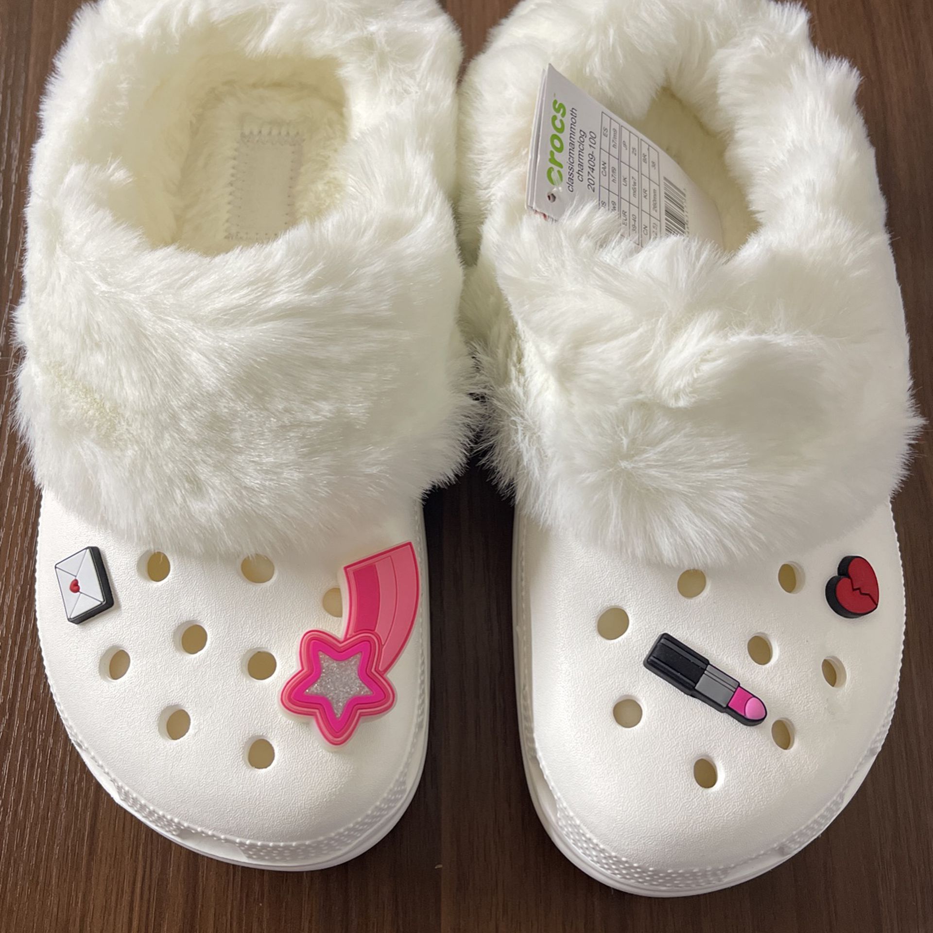 Crocs Unisex Fur Classic Mammoth Charm Clogs White size US W9/M7 for in Lithonia, GA - OfferUp