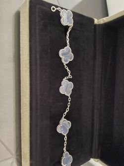 Van Cleef & Arpels 5 Clove Chalcedony