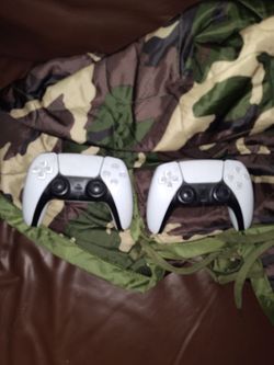 PS5 DualSense Controllers – White (x2)