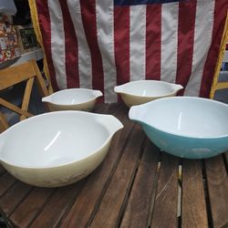 4 Vintage Pyrex Bowls 