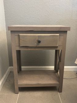End table - Like new condition!