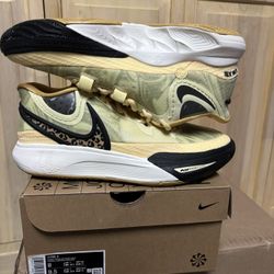 Nike Kyrie Sneakers / Basketball Shoes Men’s Size 8 Women’s 9.5 