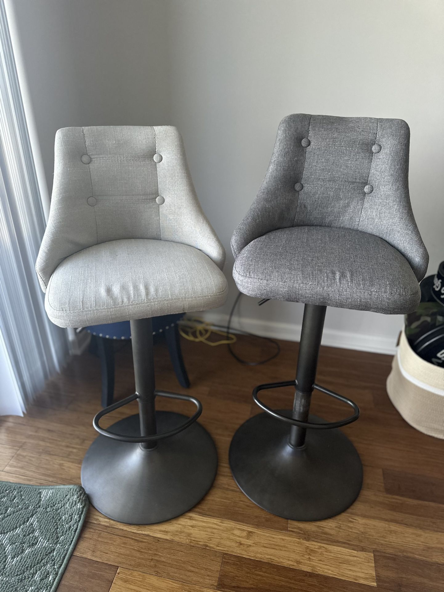 2 Adjustable stools