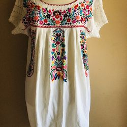 Mexican Dresses & Blouses, Women & Girls🇲🇽 Vestidos y Blusas, Dama Y Niña 🇲🇽                     Prices Vary - Precios Variados 