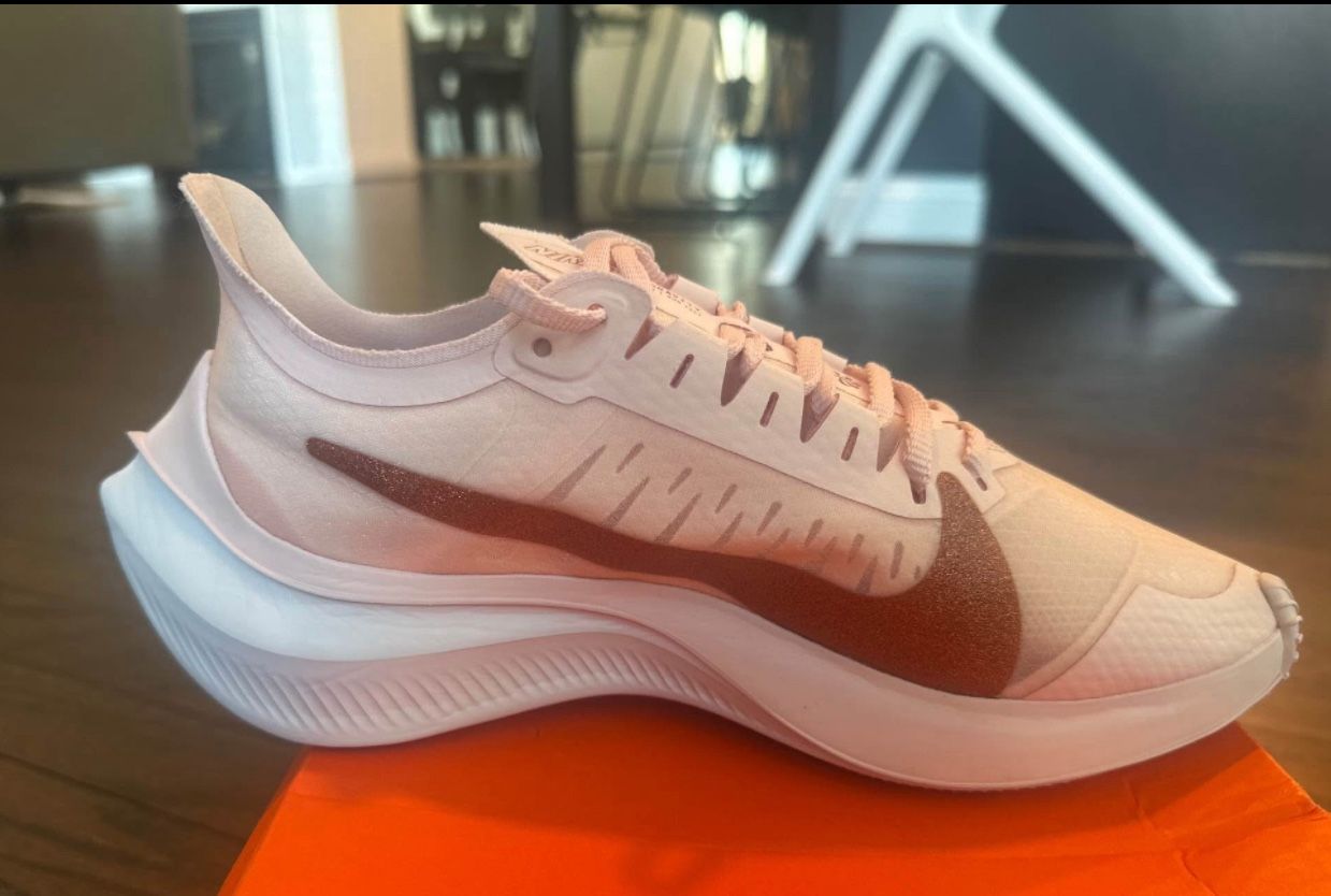 Nice women's Nike Zoom Gravity Shoes Size: (9/5) Only $50