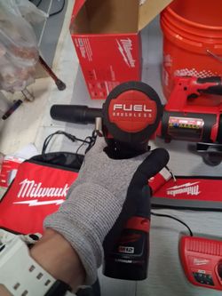 Hex hydraulic driver w/ 2 batteries amd charger.