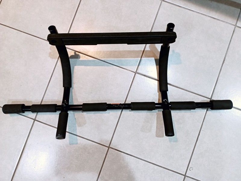Golds Gym Pull-up Bar for Doorway
