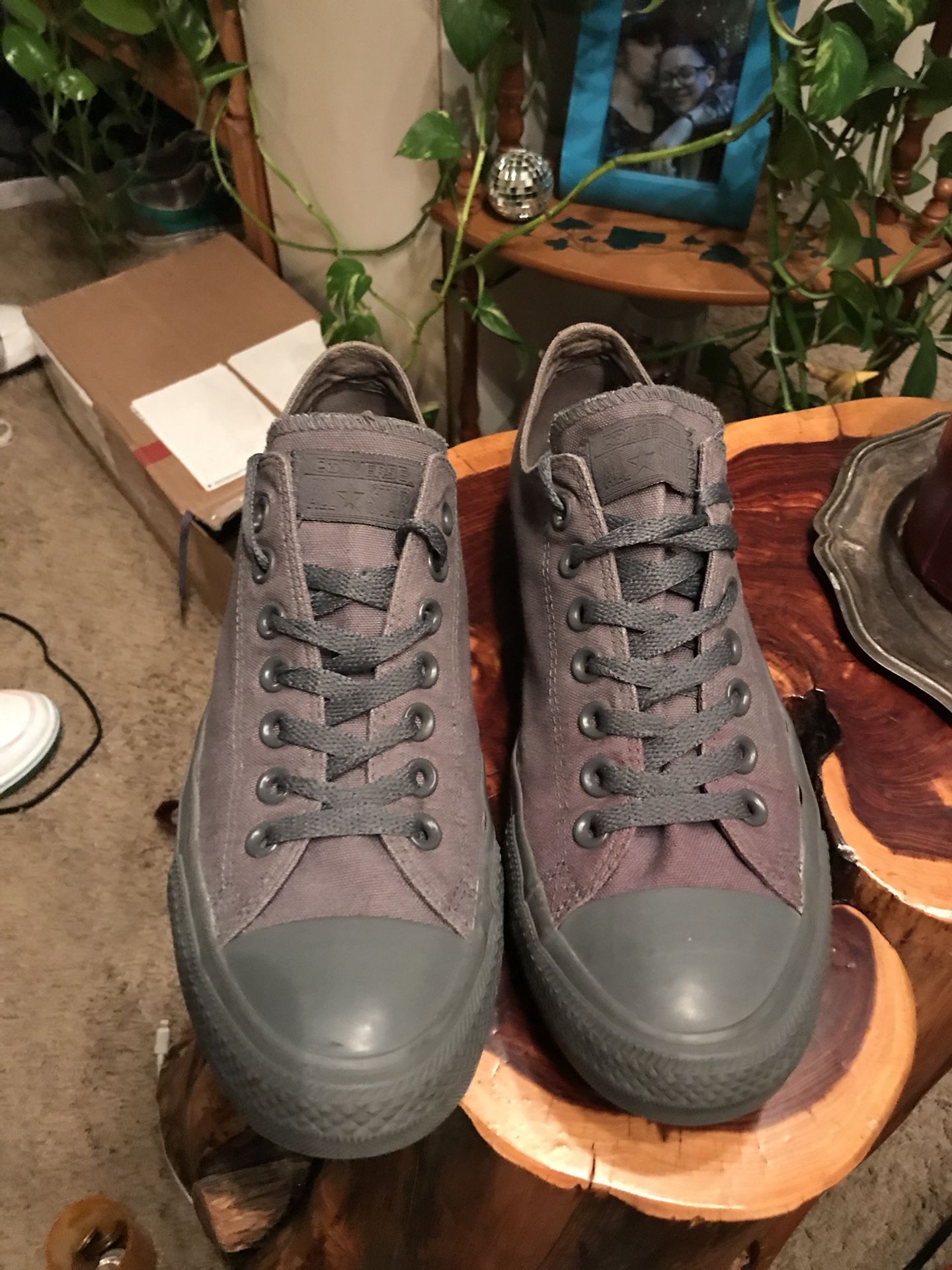 Converse All Star Chuck Taylor’s Classic Wolf Grey! Men’s 8.5 Women’s 10. Like New and go with anything!