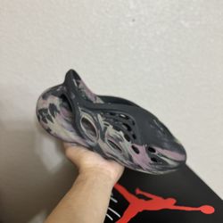 Adidas Yeezy MX Carbon Foam Runner size 10  USED But Clean