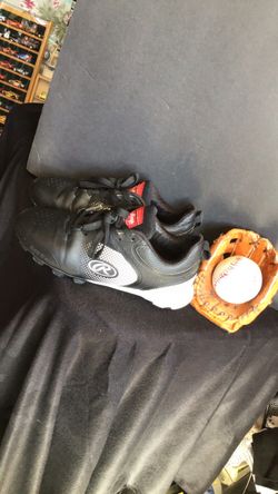 Rawlings low top baseball or softball cleats size 3.5Y