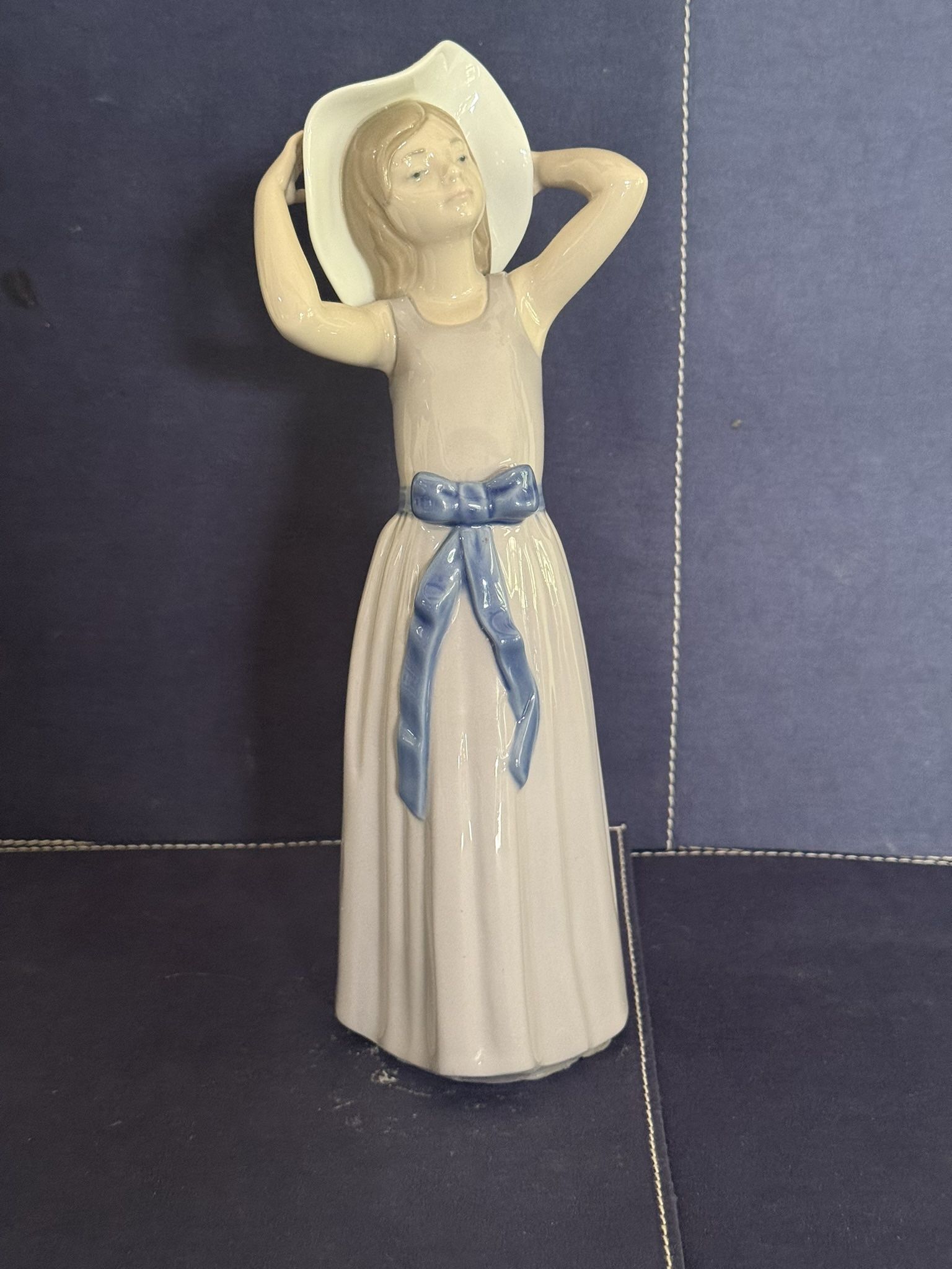 Lladro - Girl With Hat On Head
