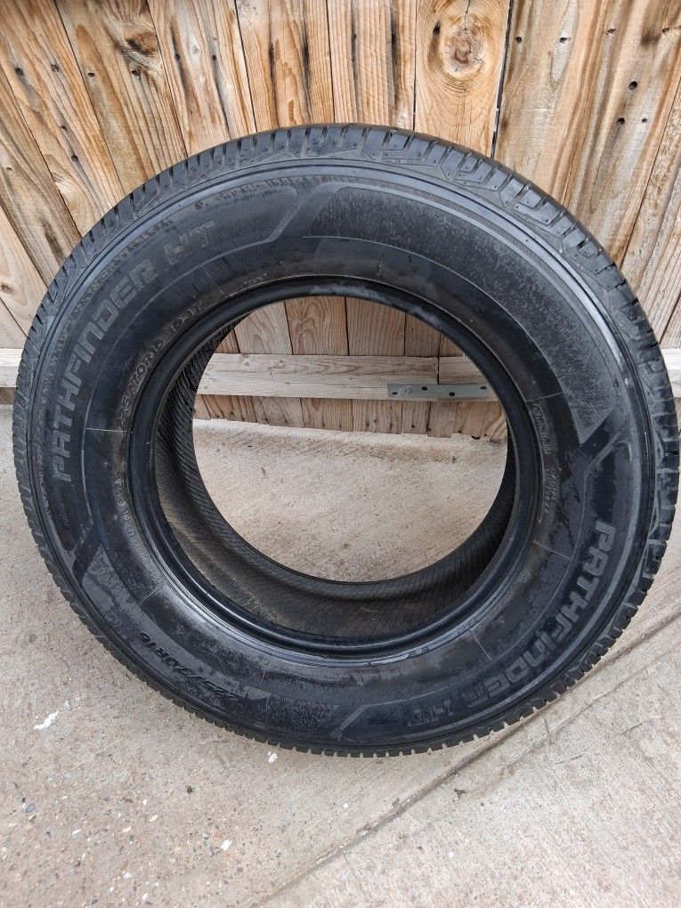 Una Llanta En Muy Buenas Condiciones $35