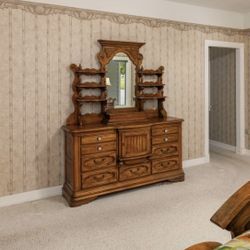 Full Bedroom Furniture Set. 